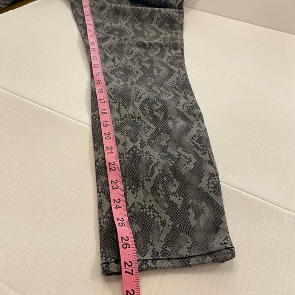 Halston Women’s Gray Snake Print Jeans NEW size 6 - Picture 8 of 11